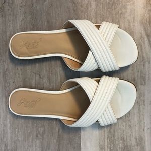 Jewel Badgley Mischka white slide sandals size 8